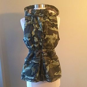 Love Tree Camouflage Hooded Vest